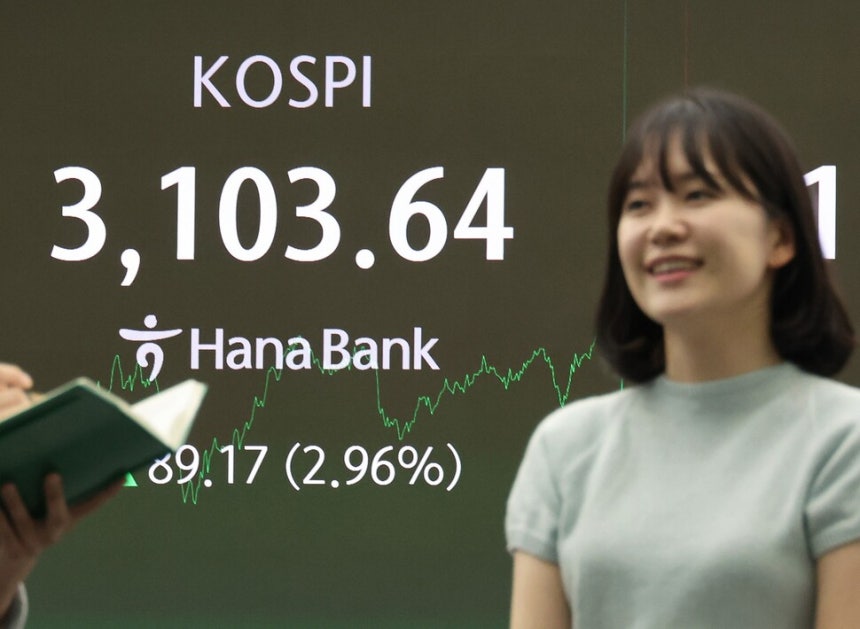 코스피가 3% 가까이 급등해 3년 9개월 만에 3100선을 돌파했다. 24일 오후 서울 중구 하나은행 딜링룸 전광판에 코스피가 표시돼 있다. 김혜윤 기자 unique@hani.co.kr