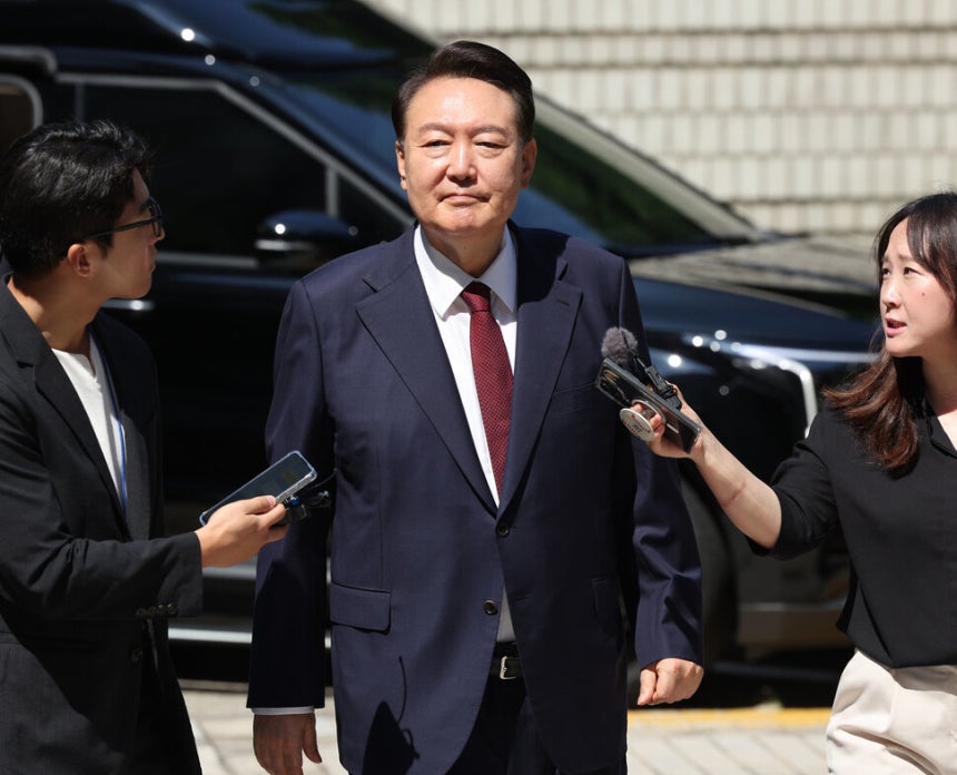 윤석열 전 대통령이 23일 오전 서울 서초구 서울중앙지방법원에서 내란 우두머리 혐의 사건 8차 공판에 출석하고 있다. 사진공동취재단