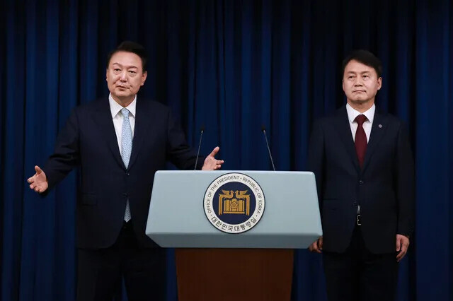 윤석열 전 대통령이 지난해 5월7일 서울 용산 대통령실 브리핑룸에서 신임 민정수석으로 임명한 김주현 전 법무차관을 소개하며 출입기자의 질문에 답하고 있다. 연합뉴스