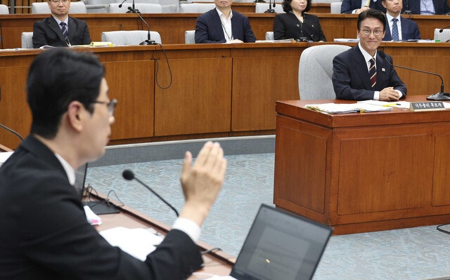 <b>김민석</b>, 재산 공세에 “제2 <b>논두렁 시계</b>냐…낼 거 냈고 털릴 건 털렸다...