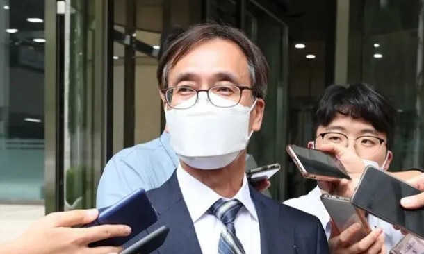 정진웅 검사가 2022년 7월21일 오후 서울 서초동 서울고등법원에서 열린 항소심 선고공판에서 무죄를 선고받은 뒤 나와 취재진의 질문에 답하고 있다. 연합뉴스