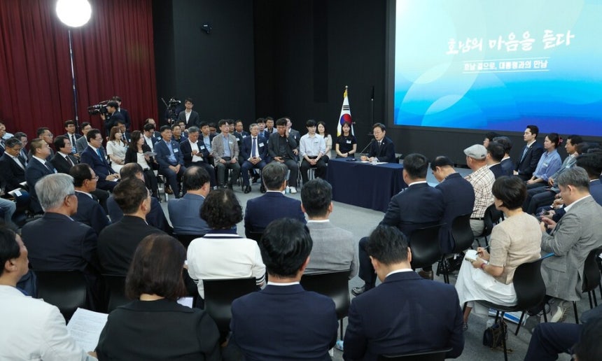 이재명 대통령이 25일 광주광역시 국립아시아문화전당에서 열린 \\\'광주시민·전남도민 타운홀미팅\\\'에 참석해 발언하고 있다. 연합뉴스