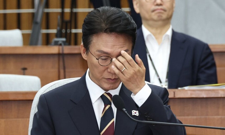 김민석 국무총리 후보자가 25일 국회에서 열린 인사청문회에서 눈을 만지고 있다. 윤운식 선임기자 yws@hani.co.kr