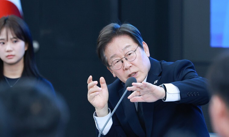 이재명 대통령이 25일 광주시 국립아시아문화전당에서 ‘광주시민·전남도민 타운홀미팅’을 하고 있다. 연합뉴스