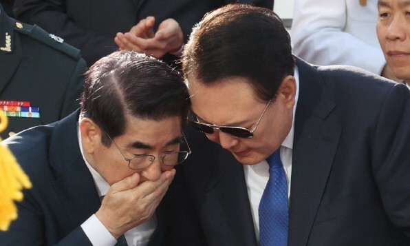 지난해 10월1일 국군의날 기념식에서 김용현 전 국방부 장관과 윤석열 전 대통령이 은밀한 대화를 나누고 있다. 김태형 기자
