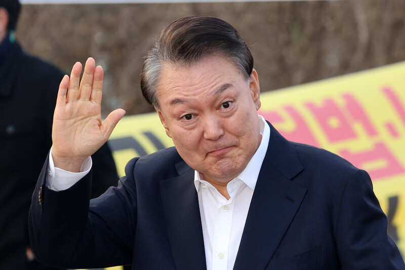 윤석열 대통령이 경기 의왕시 서울구치소에서 석방된 후 지지자들에게 인사하며 걸어가고 있다. 김영원 기자 forever@hani.co.kr