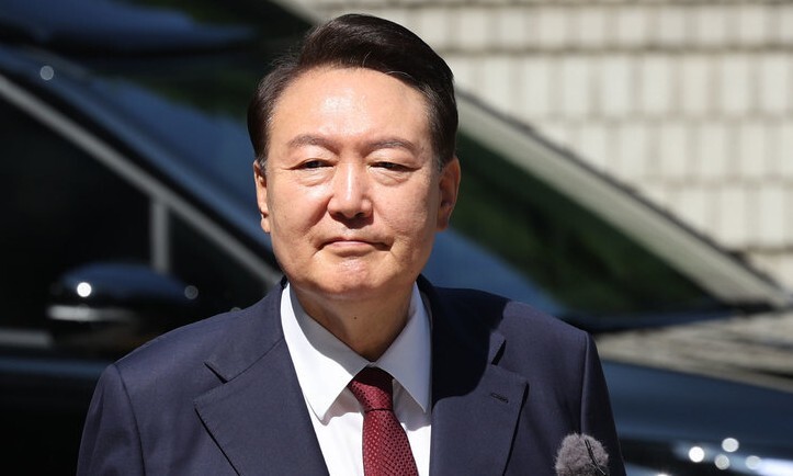 윤석열 전 대통령이 23일 오전 서울 서초구 서울중앙지방법원에서 내란 우두머리 혐의 사건 8차 공판에 출석하고 있다. 사진공동취재단