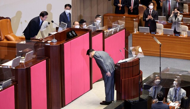 2022년 5월16일 오전 윤석열 대통령이 국회에서 열린 본회의에서 코로나19 손실보상을 위한 추가경정예산(추경)안에 대한 시정연설을 하기에 앞서 박병석 국회의장에게 인사하고 있다. 공동취재사진