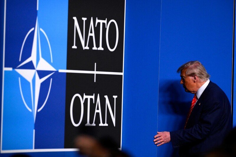 도널드 트럼프 미국 대통령이 지난 25일 북대서양조약기구(NATO) 정상회의에서 기자회견 뒤 퇴장하고 있다. AFP 연합뉴스