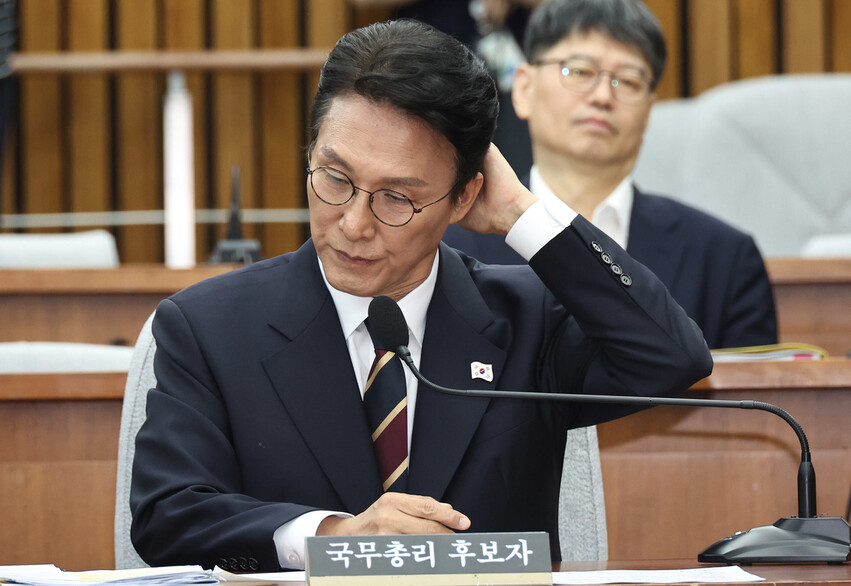 김민석 국무총리 후보자가 25일 국회에서 열린 인사청문회에서 머리를 만지고 있다. 윤운식 선임기자 yws@hani.co.kr