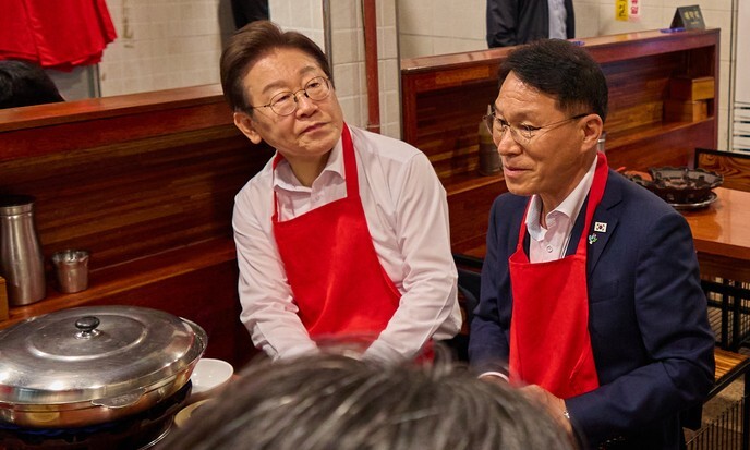 이재명 대통령이 26일 오후 서울 용산 대통령실 앞 대구탕 집에서 대변인실 안귀령, 전은수 부대변인 및 황인권 경호처장 등과 함께 점심식사를 하고 있다. 대통령실 제공