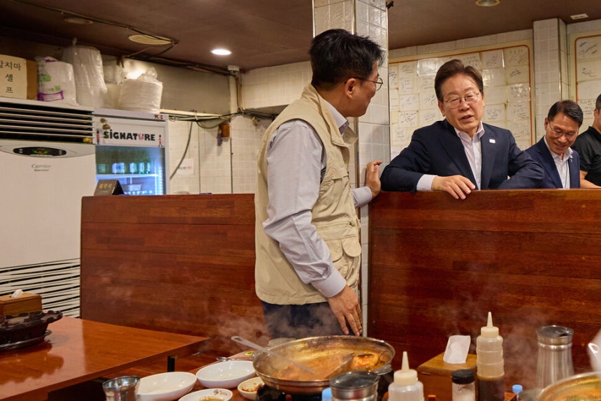 이재명 대통령이 26일 오후 서울 용산 대통령실 앞 대구탕 집에서 우연히 만난 이호찬 언론노조 위원장과 이야기하고 있다. 대통령실 제공