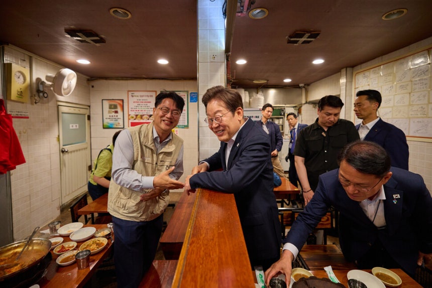 이재명 대통령이 26일 오후 서울 용산 대통령실 앞 대구탕 집에서 우연히 만난 이호찬 언론노조 위원장과 이야기하고 있다. 대통령실 제공
