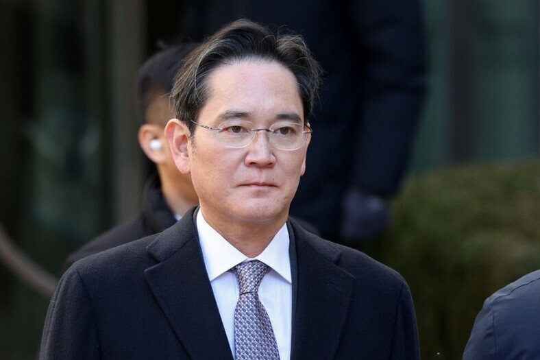 이재용 삼성전자 회장이 지난 2월3일 오후 서울 서초구 서울고법에서 열린 그룹 경영권 승계 관련 부당합병·회계부정 의혹 항소심 선고공판에서 무죄 판결을 받은 뒤 법원을 나서고 있다. 연합뉴스