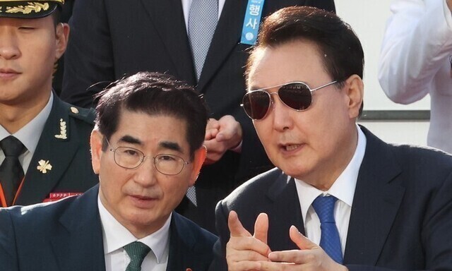 윤석열 대통령이 2024년 10월1일 오후 서울 광화문광장에서 열린 국군의날 기념 시가행진 행사에서 김용현 전 국방부 장관과 이야기하고 있다. 대통령실사진기자단