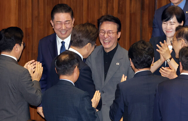 이재명 대통령이 26일 국회에서 추가경정예산 시정연설을 위해 본회의장에 입장하며 김민석 국무총리 후보자와 인사하고 있다. 연합뉴스