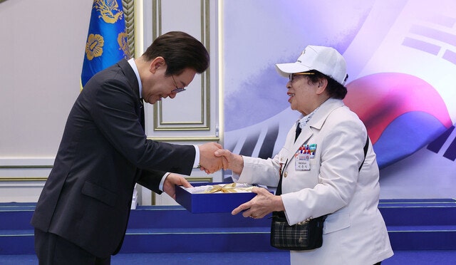 이 대통령, <b>천안함</b>·<b>연평해전 유족</b> 청와대 <b>초청</b>…“애국 이름으로 모여...