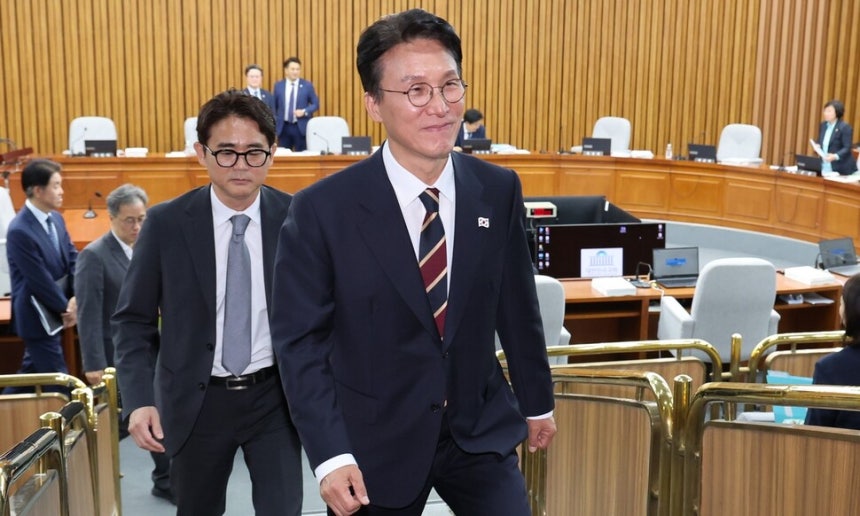 김민석 국무총리 후보자가 25일 서울 국회에서 열린 인사청문회가 자료 제출 등을 둘러싼 여야 대립으로 파행이 지속되자 후보자석을 잠시 떠나고 있다. 연합뉴스
