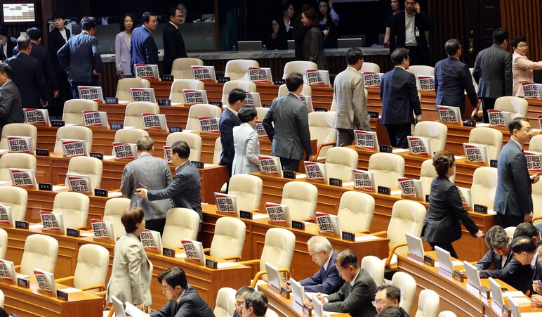 27일 국회 본회의에서 야당의원들이 의사진행과 관련 항의하며 퇴장하고 있다. 김경호 선임기자 jijae@hani.co.kr