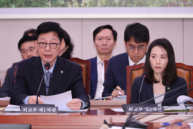 박윤주 외교부 1차관이 27일 국회 외교통일위원회 전체회의에서 추가경정예산안과 관련한 질의에 답하고 있다. 오른쪽은 김진아 외교부 2차관. 연합뉴스