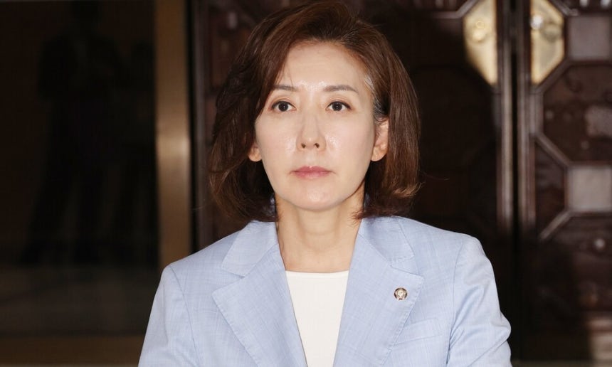 국민의힘 나경원 의원이 27일 국회 로텐더홀에서 김민석 국무총리 후보자의 지명 철회, 법제사법위원장 반환을 촉구하며 농성을 하고 있다. 연합뉴스