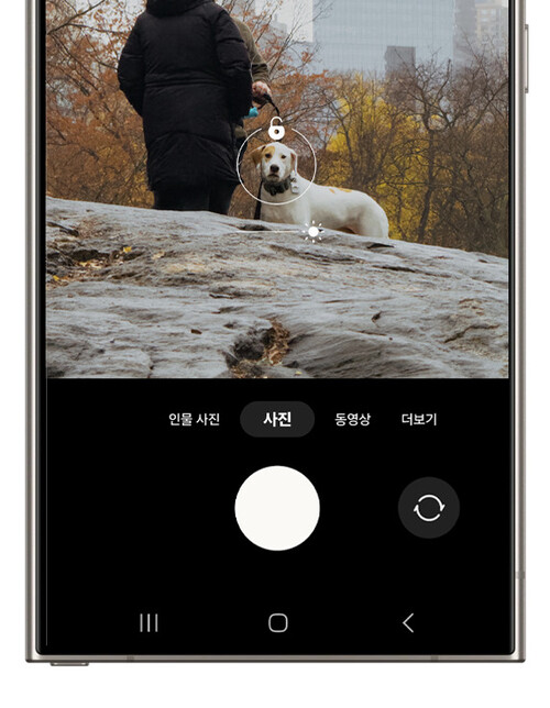 흐린 날 사진 찍는 데 요긴한 기능들. 피사체를 손으로 터치한 뒤 해(&#9728;) 그림이 표시됐을 때 조정하면 밝기가 조정된다. 김성주 제공