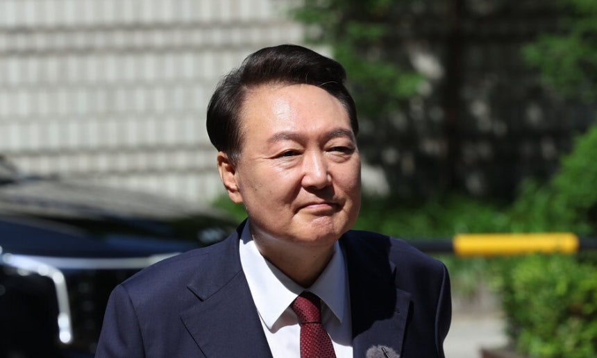 윤석열 전 대통령이 지난 23일 서울중앙지방법원에서 열린 내란 우두머리 혐의, 직권남용 권리행사 방해 혐의 사건 8차 공판에 출석하고 있다. 사진공동취재단