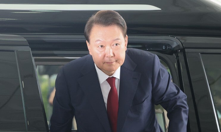 [속보] <b>특검</b> “윤석열, 오후 <b>조사</b> 거부…담당자 교체 요구”
