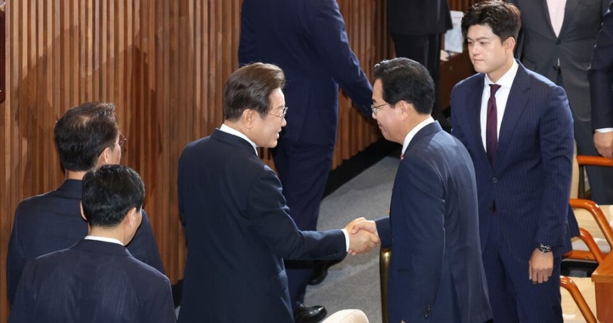 이재명 대통령이 6월26일 국회 본회의장에서 취임 뒤 첫 추가경정예산안 시정연설을 마치고 송언석 국민의힘 원내대표와 악수를 하고 있다. 대통령실사진기자단