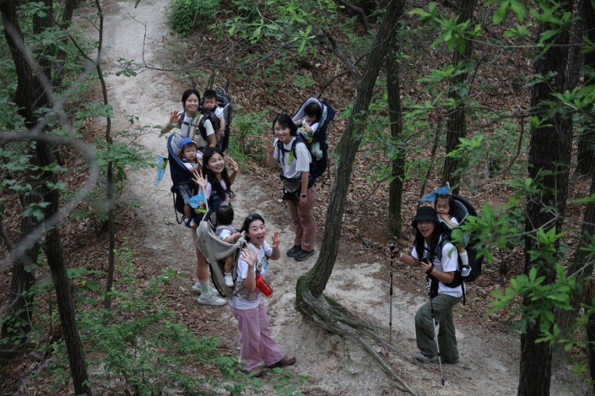 베이비 하이킹 클럽 회원들이 19일 오후 경기도 남양주시 불암산 애기봉에 오르고 있다. 백소아 기자 thanks@hani.co.kr