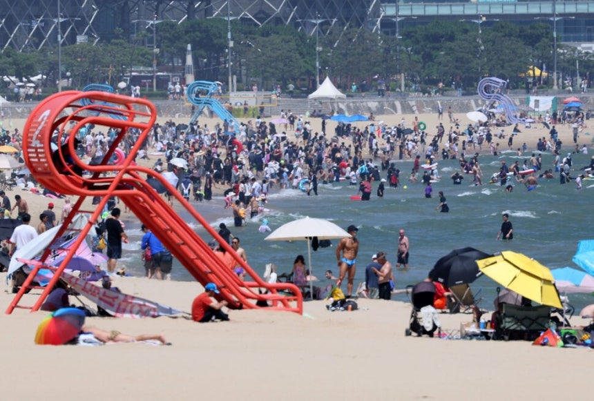 29일 오후 부산 해운대해수욕장에서 피서객들이 짙은 물놀이를 하며 더위를 식히고 있다. 이날 전국적으로 무더위가 기승을 부린 가운데 부산 일부 지역도 34도를 기록했다. 연합뉴스