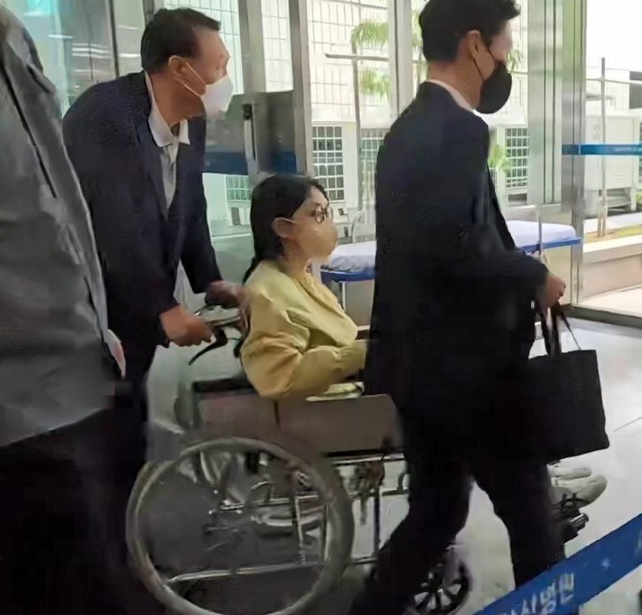 윤석열 전 대통령의 부인 김건희씨가 지난 27일 서울 송파구 서울아산병원에서 윤 전 대통령이 미는 휠체어에 탄 채 퇴원하고 있다. 연합뉴스