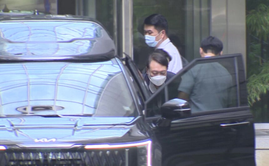 김건희씨가 지난 27일 퇴원할 때 윤석열 전 대통령이 함께 한 모습. 연합뉴스