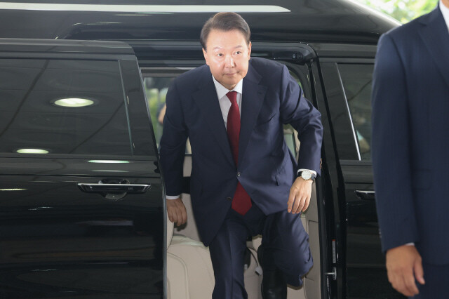 윤석열 전 대통령이 28일 오전 내란특검 조사를 받기 위해 서울 서초구 서울고검에 출석하고 있다. 김영원 기자 forever@hani.co.k