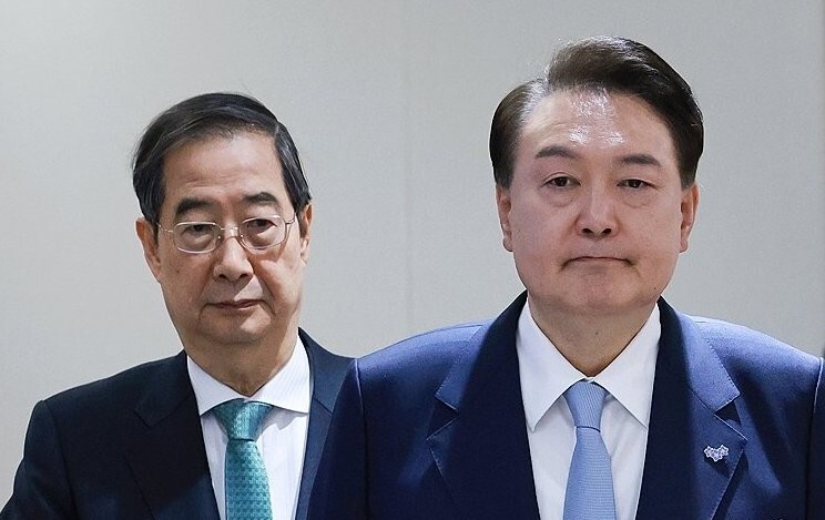 2024년 3월 26일 당시 윤석열 대통령과 한덕수 국무총리가 서울 용산 대통령실 청사에서 열린 국무회의에 입장하고 있다.&#160; 연합뉴스