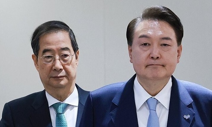 2024년 3월 26일 당시 윤석열 대통령과 한덕수 국무총리가 서울 용산 대통령실 청사에서 열린 국무회의에 입장하고 있다.&#160; 연합뉴스