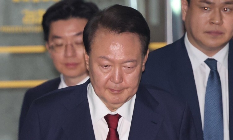 피의자 신분으로 내란 특검 조사를 받은 윤석열 전 대통령이 서초구 서울고검 청사를 나서고 있다. 공동취재사진