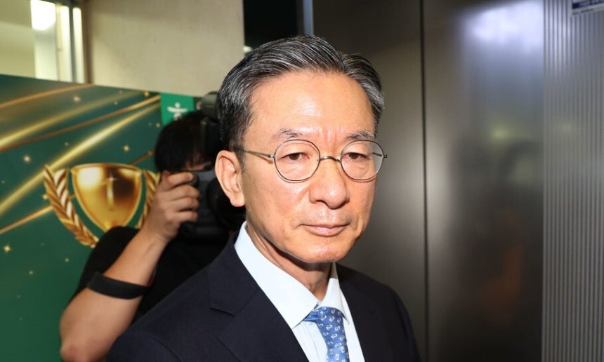정성호 법무부 장관 후보자가 1일 서울 종로구 적선동에 마련된 인사청문회 준비 사무실로 출근하며 승강기를 기다리고 있다. 연합뉴스