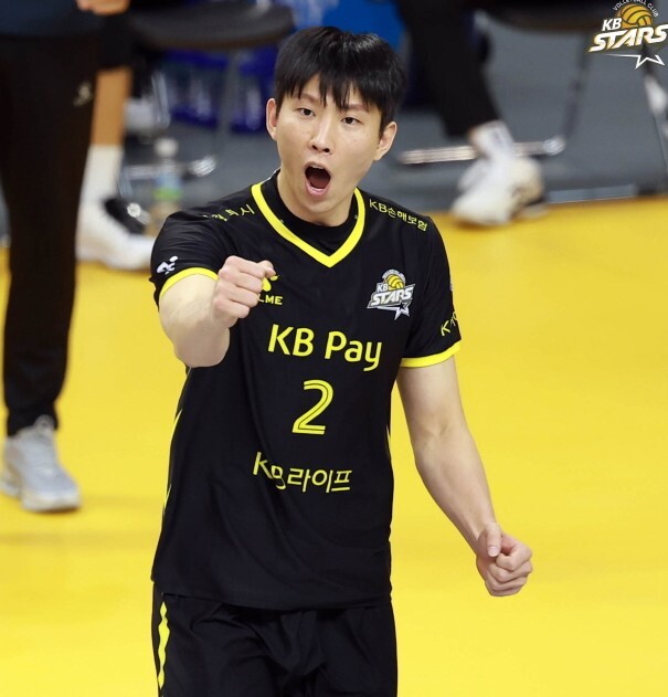 프로<b>배구 연봉킹</b>, KB <b>황택의</b> 12억…여자부 <b>양효진</b>·<b>강소휘</b> 8억