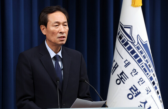 우상호 정무수석이 1일 용산 대통령실에서 이재명 대통령과 비교섭단체 5당 대표의 오찬 예정 관련 브리핑을 하고 있다. 연합뉴스