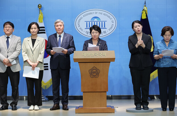김선민 대표 권한대행(가운데)을 비롯한 조국혁신당 소속 의원들이 지난달 18일 서울 여의도 국회 소통관에서 ‘검찰독재 정치보복 진상규명과 피해회복을 위한 특별법 발의’ 기자회견을 하고 있다. 연합뉴스