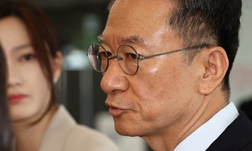정성호 법무부 장관 후보자가 1일 서울 종로구 적선동에 마련된 인사청문회 준비 사무실로 출근하며 취재진 질문에 답하고 있다. 연합뉴스