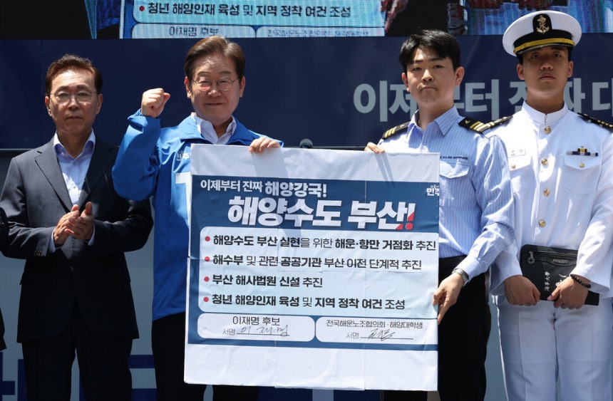 이재명 더불어민주당 대통령 후보가 5월14일 부산시 유세에서 해양수산부 부산 이전 등의 공약을 발표하고 있다. 공동취재사진