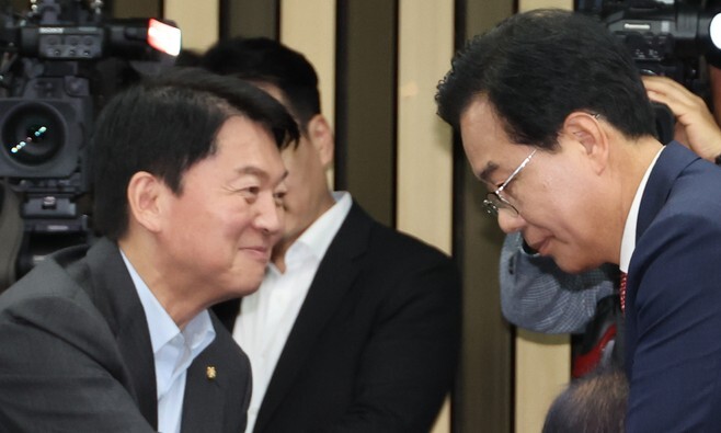 송언석 국민의힘 비상대책위원장 겸 원내대표가 지난 6월30일 서울 여의도 국회에서 열린 의원총회에 참석하며 안철수 의원과 악수하고 있다. 연합뉴스