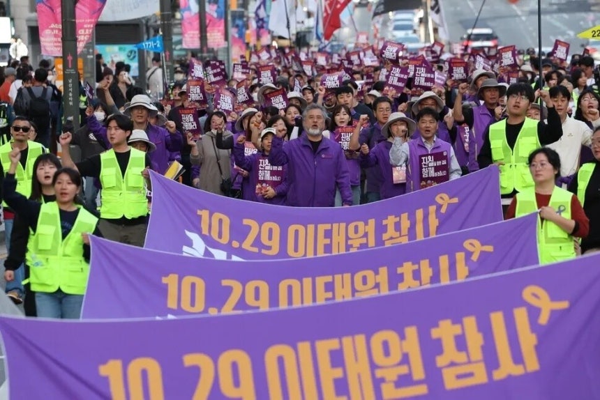 이태원참사유가족협의회와 시민들이 이태원참사 2주기를 앞둔 지난해 10월26일 오후 서울 이태원역에서부터 시민추모대회 장소인 서울광장까지 행진하고 있다. 김봉규 선임기자 bong9@hani.co.kr