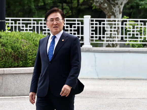 유상임 과학기술정보통신부 장관이 2일 특검팀의 참고인 조사를 받기 위해 서초구 서울고검 청사로 들어서고 있다. 연합뉴스