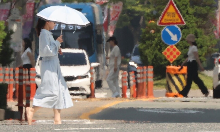 2일 오전 부산 해운대구 센텀대로 위로 뜨거운 지열이 만든 아지랑이가 피어오르고 있다. 연합뉴스