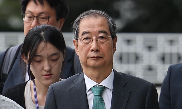 한덕수 전 국무총리가 2일 내란특검 조사를 받기 위해 서울 서초구 서울고검 청사로 향하고 있다. 연합뉴스
