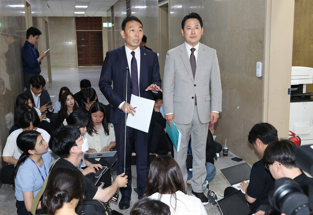 국회 법제사법위원회 여야 간사인 더불어민주당 김용민 의원(왼쪽)과 국민의힘 장동혁 의원이 2일 서울 여의도 국회에서 상법개정안 처리에 합의한 뒤 취재진에게 합의 내용을 설명하고 있다. 연합뉴스