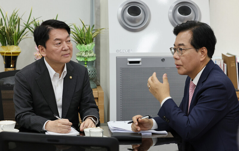 송언석 국민의힘 비상대책위원장 겸 원내대표가 2일 서울 여의도 국회에서 혁신위원장으로 임명된 안철수 의원과 회동하고 있다. 공동취재사진